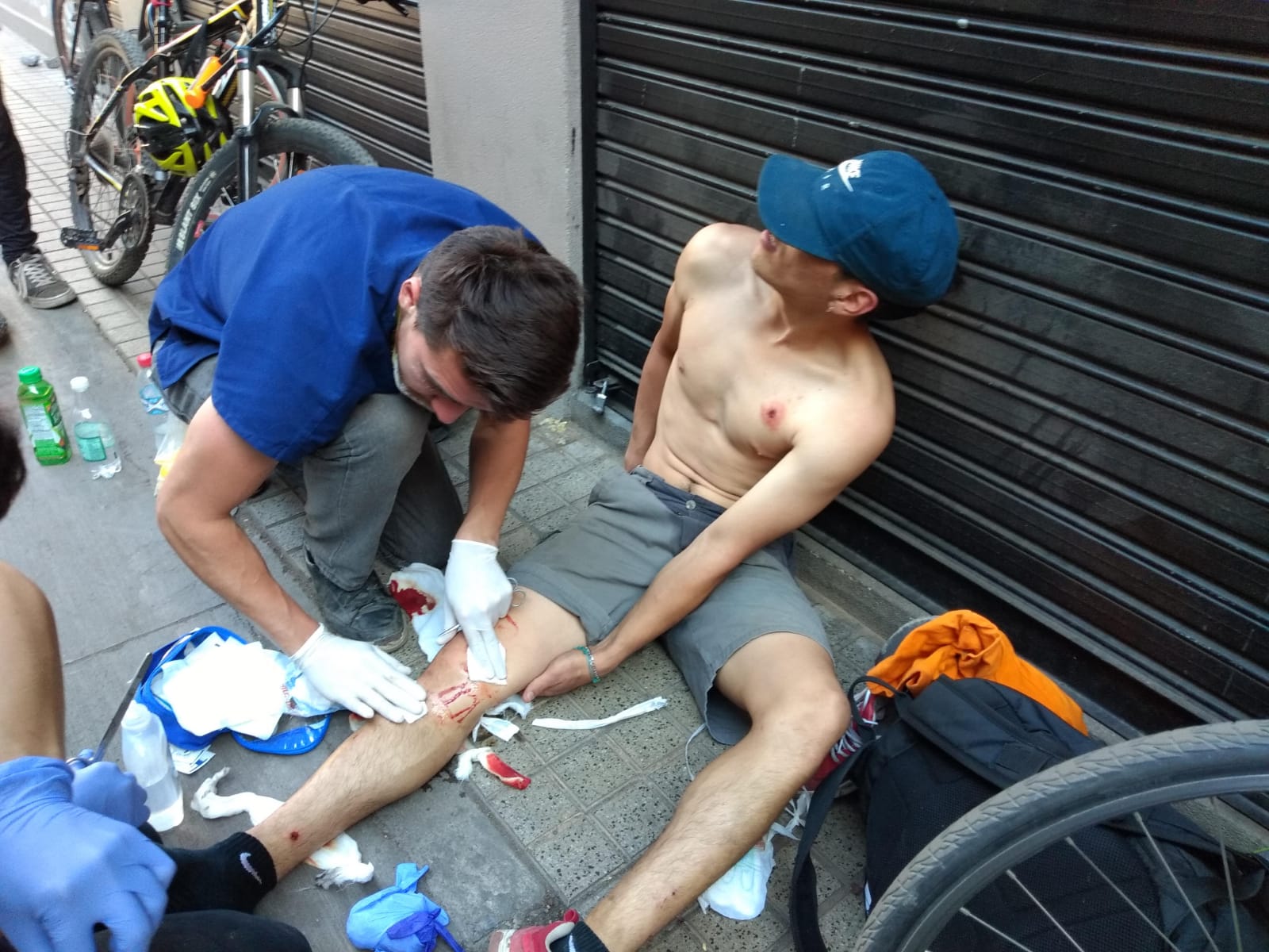 Brigada voluntaria de salud atiende a manifestante lesionado por disparo de pérdigones en las protestas del 21 de octubre de 2019 | Foto: Diego Ortiz