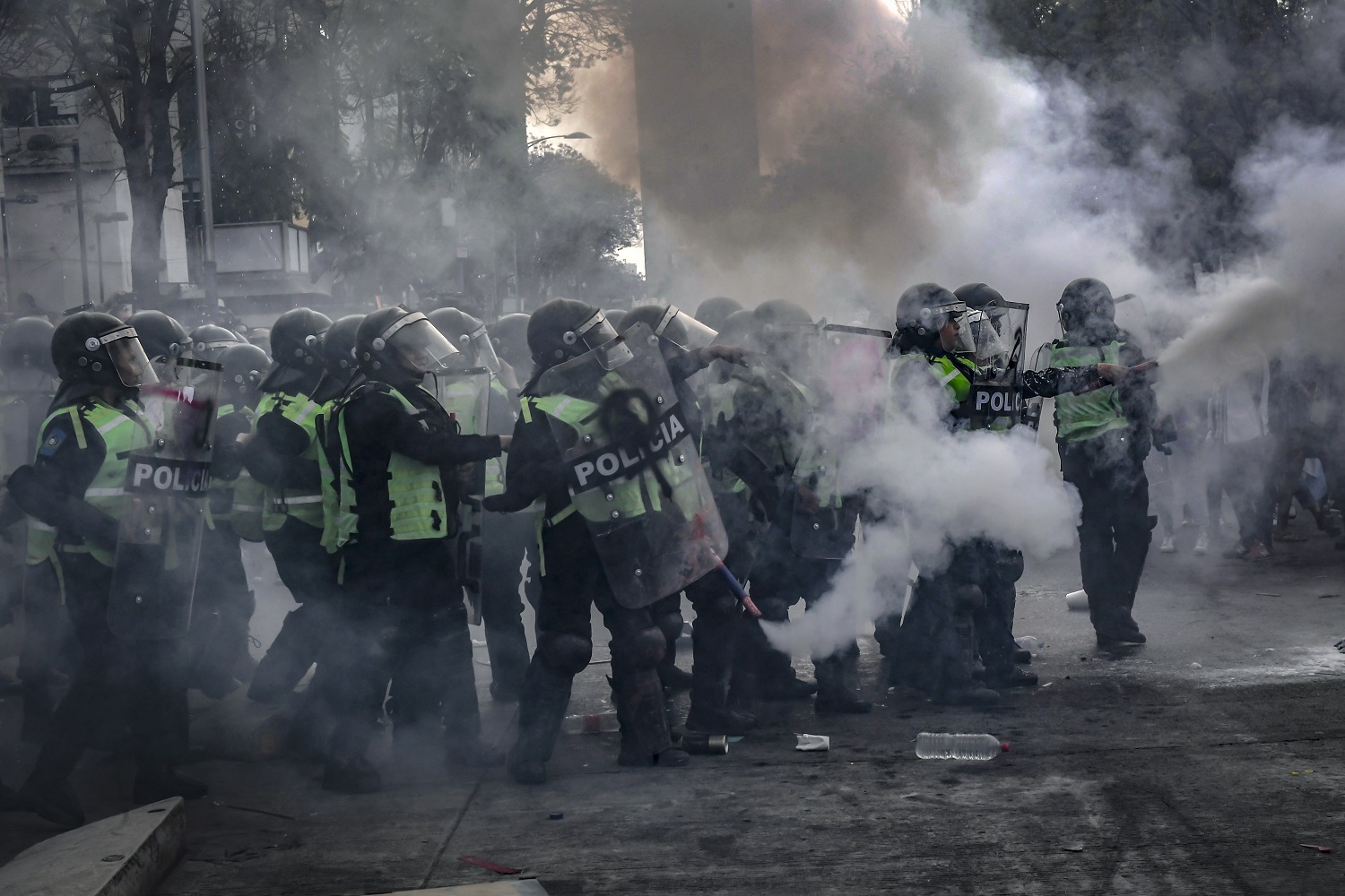Las fuerzas de seguridad de la ciudad de México empleanextinguidores portátiles para contener a las manifestantes durante las protestas de mujeres por la igualdad, la violencia de género y feminicidios | Foto: Nayeli Cruz