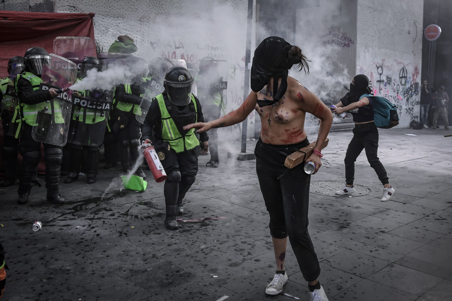 Un elemento de la policía de la Secretaría de Seguridad Pública de Ciudad de México confronta a una manifestanteel 08 de marzo de 2020 | Foto: Nayeli Cruz