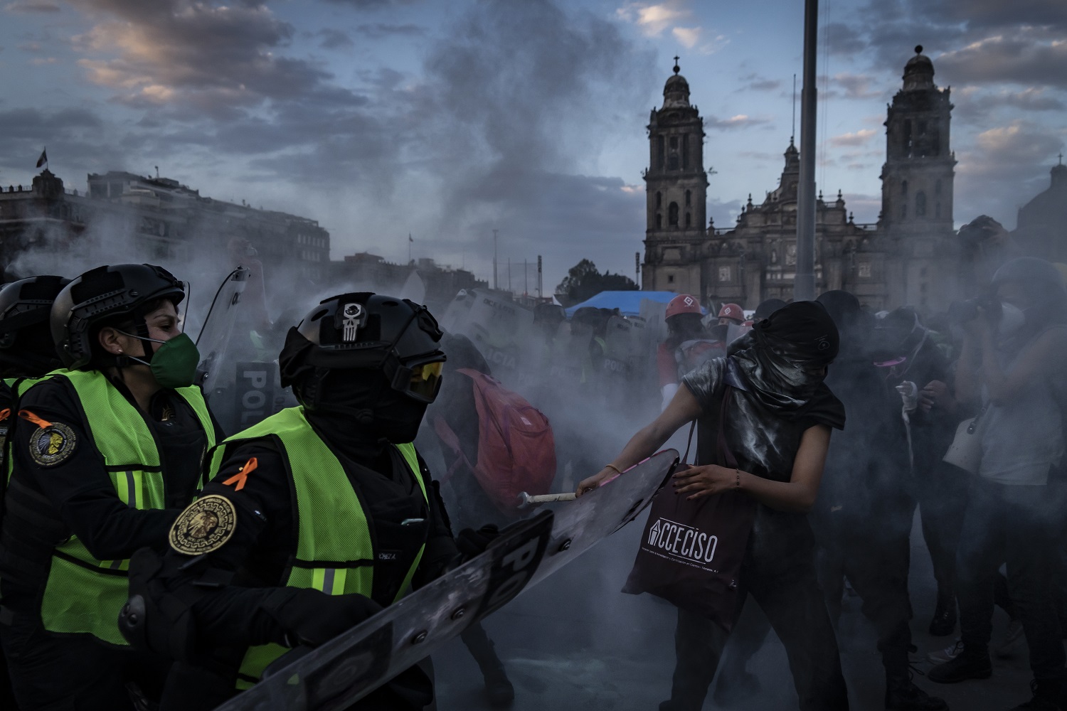 Elementos de la policía de la Secretaría de Seguridad Pública de Ciudad de México se enfrentaron con manifestantes el 24 de noviembre de 2020, en el contexto del día internacional contra la violencia hacia la mujer | Foto: Nayeli Cruz
