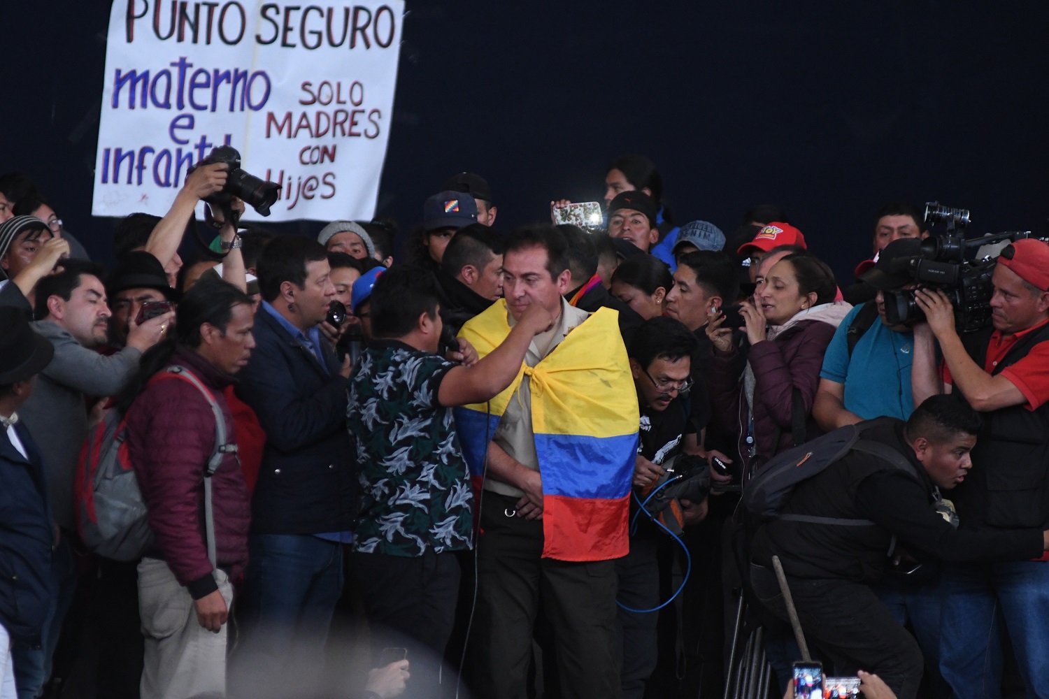 Cientos de manifestantes, liderados por el presidente de la Conaie, Jaime Vargas, secuestraron a policías y periodistas en las protestas de octubre de 2019 | Foto: Carlos Granja / EL UNIVERSO