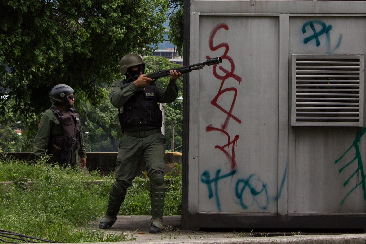 En algunos casos, los funcionarios de la Guardia Nacional Bolivariana no cumplieron las normas nacionales e internacionales que rigen el uso de la fuerza pública en el control del orden público y, por ejemplo, dispararon en forma horizontal hacia los manifestantes | Foto: Iván Reyes