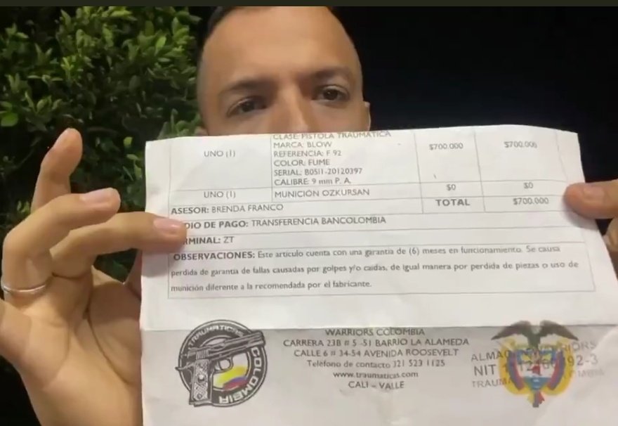 Andrés Escobar muestra el certificado de compra de su pistola no letal | Imagen del video posteado por él