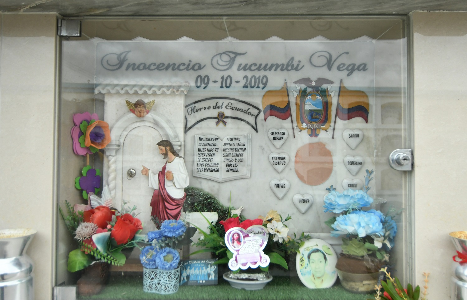 El féretro de Inocencio Tucumbi se encuentra en un mausoleo en el cementerio de Pujilí, donde residió | Foto: Alfredo Cárdenas / EL UNIVERSO