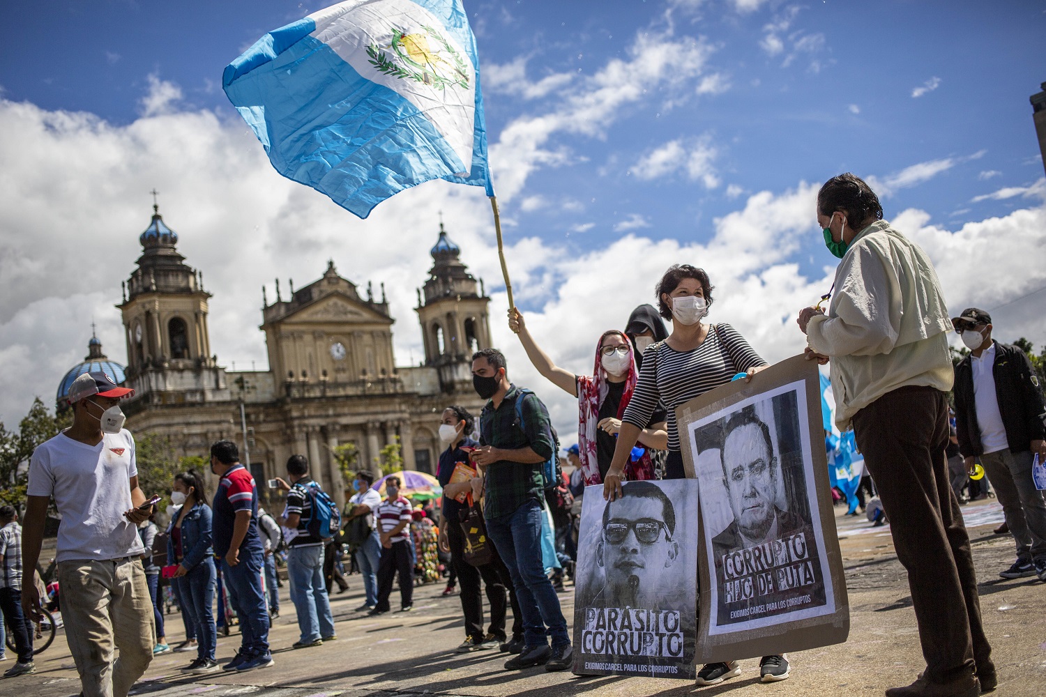 Manifestantes acuden al parque central en Ciudad de Guatemala para protestar contra la aprobación del presupuesto del Estado el 21 de noviembre del 2020. | Foto: Oliver de Ros