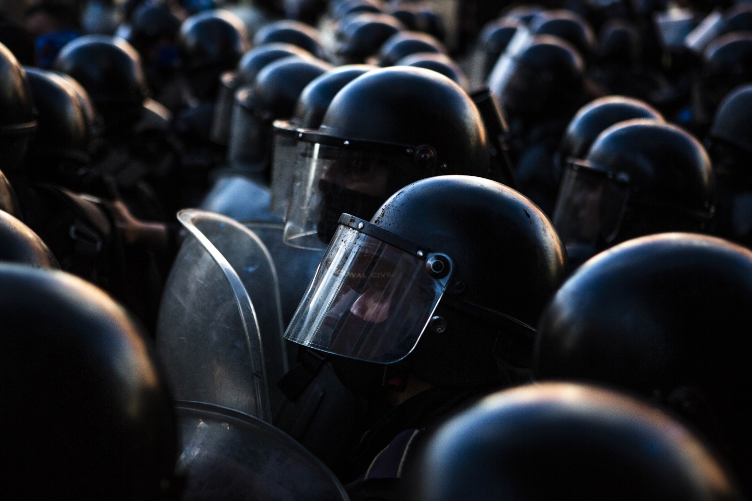 Policías antimotines forman un cordón policial en los alrededores del congreso durante las protestas del 21 de noviembre del 2020. | Foto: Oliver de Ros