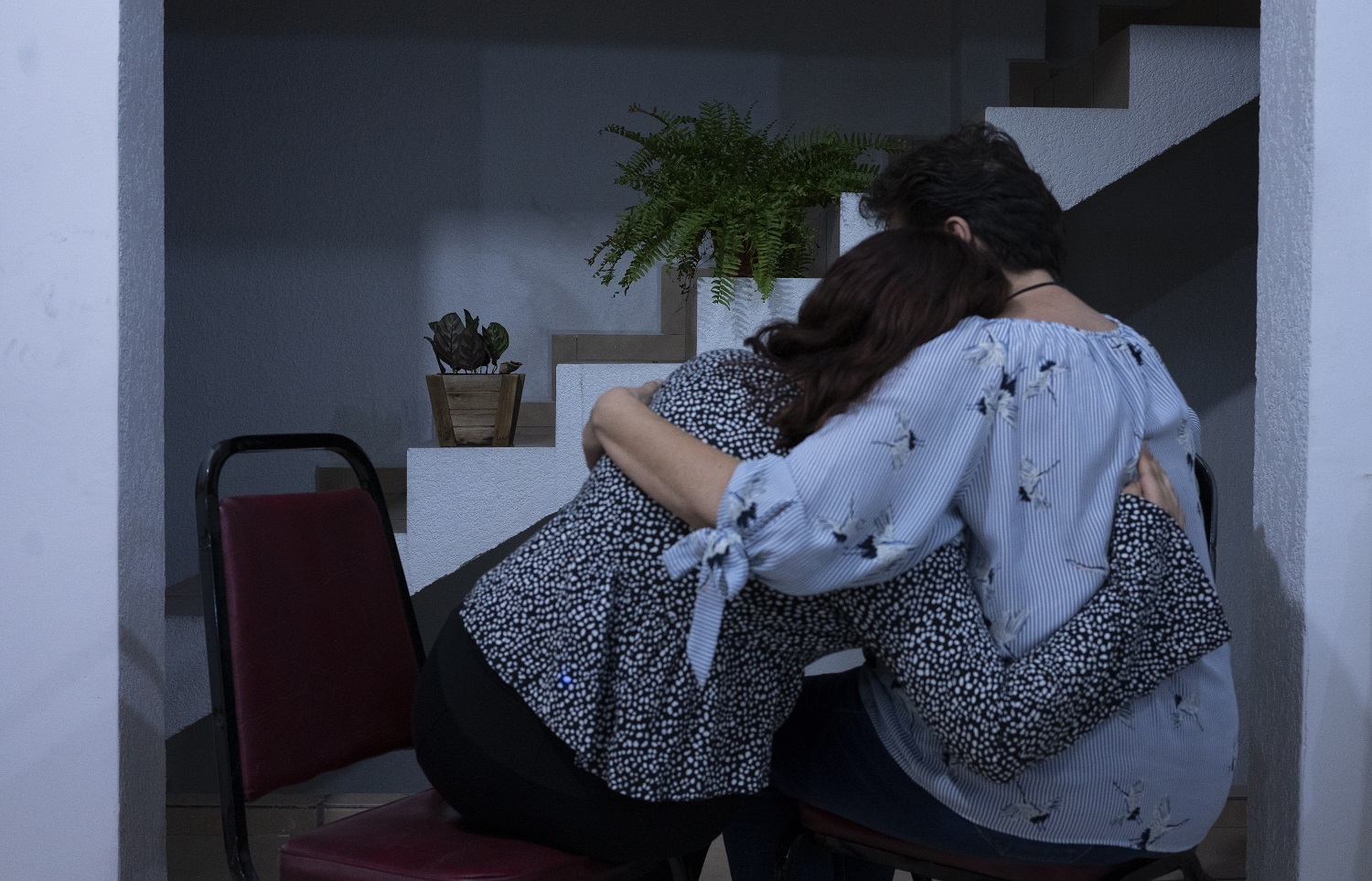 Sara abraza a su madre, una de las jóvenes detenidas por policías municipales de León, Guanajuato, el 22 de agosto del 2020. Sara quien asistió a la protesta para exigir justicia por una joven que denunció ser víctima de acoso sexual y tocamientos por parte de agentes policiales | Foto: Mónica González