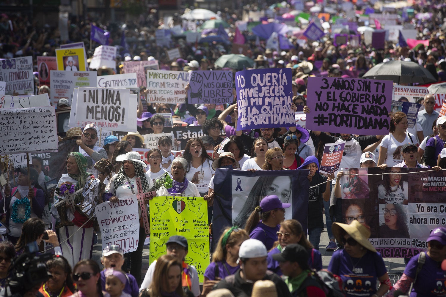 Marcha por el día internacional de la mujer en Ciudad de México, el 8 de marzo de 2020. Los contingentes protestaron en las principales capitales del país por los feminicidios, la desigualdad y el derecho al aborto | Foto: Mónica González