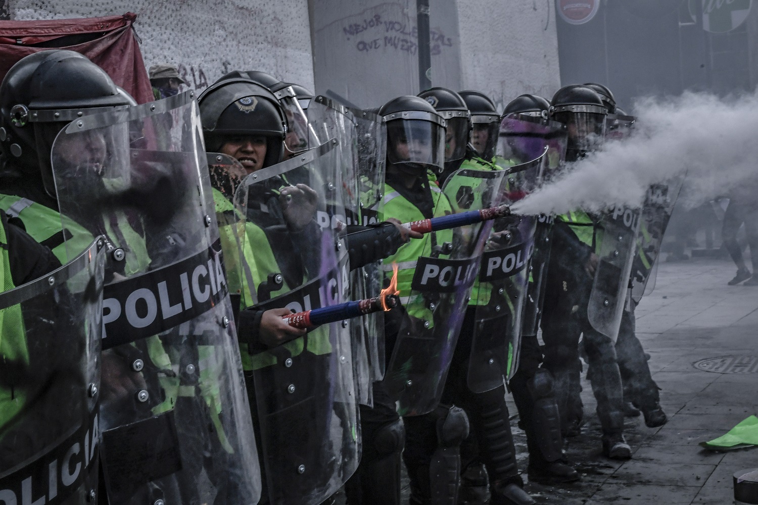 Las policías de la Ciudad de México rocían extintores sobre las manifestantes durante las marchas feministas | Foto: Nayeli Cruz