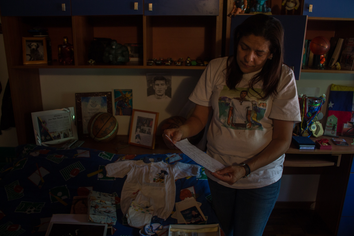 En la habitación que pertenecía a Juan Pablo, su madre Elvira revisa cada una de las cosas que le pertenecían al joven universitario, y que para ella son un tesoro | Foto: Miguel Rodríguez Drescher