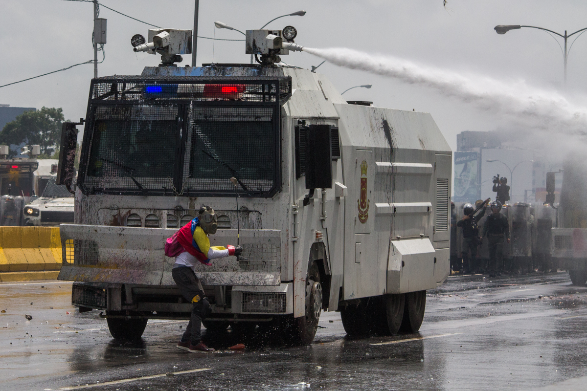 Entre las personas que salían a protestar en las calles de Caracas, había quienes se acercaban peligrosamente a los vehículos blindados | Foto: Iván Reyes
