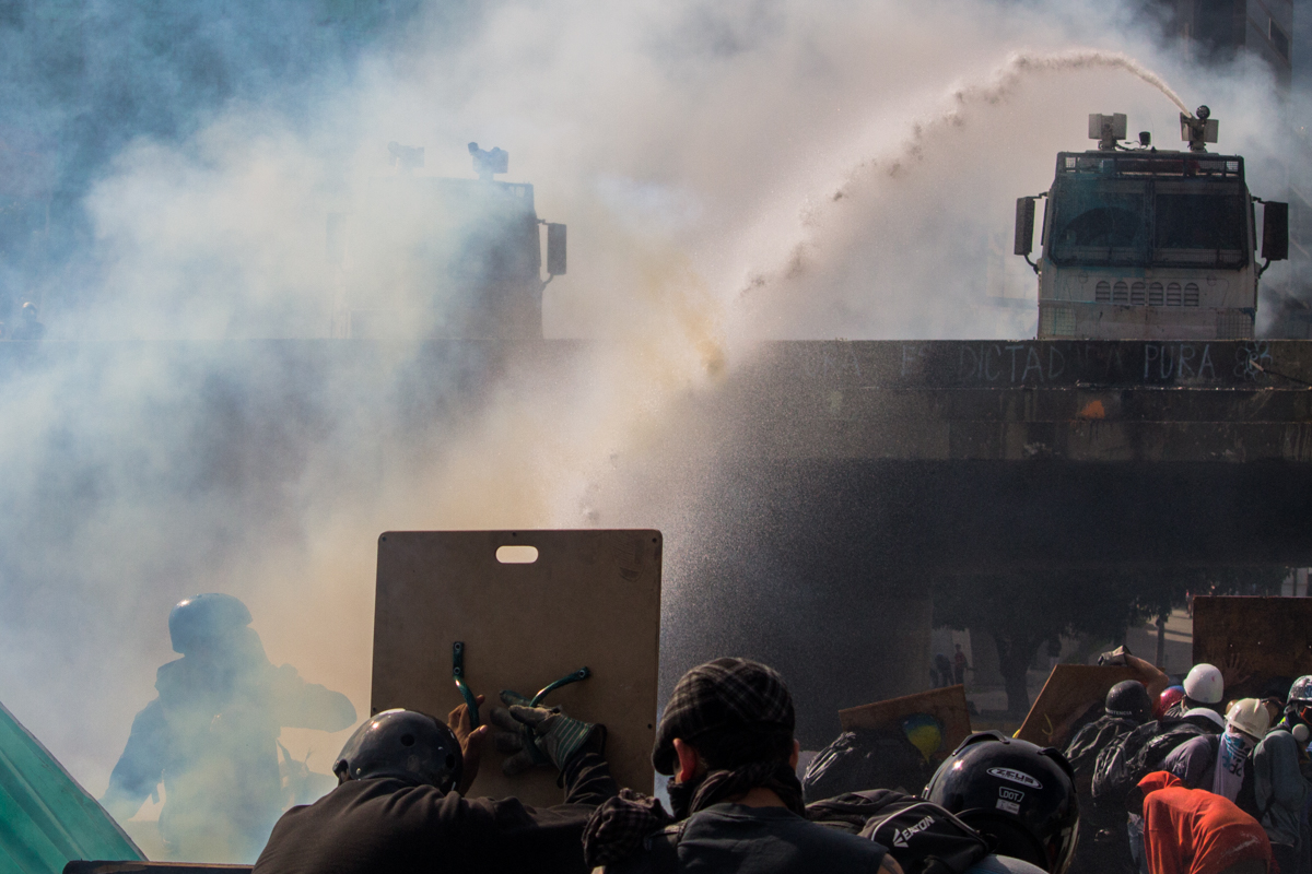 La Ballena dispara potentes chorros de agua para dispersar a los manifestantes | Foto: Iván Reyes