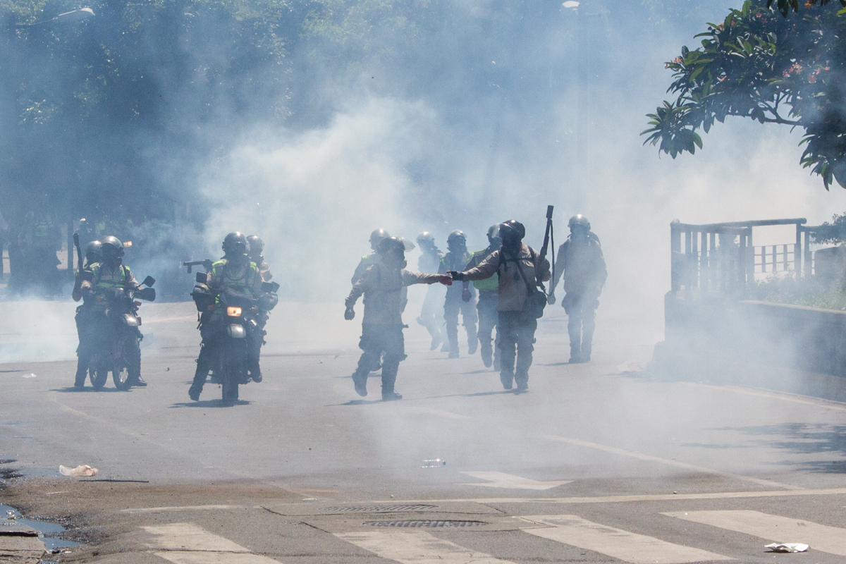 El uso de bombas lacrimógenas contra las manifestaciones antigubernamentales implicó extensos lapsos de exposición a gases | Foto: Iván Reyes