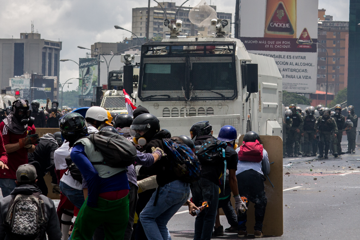 Durante las protestas antigubernamentales en Caracas, los vehículos blindados separaban a funcionarios de los cuerpos de seguridad y manifestantes | Foto: Iván Reyes